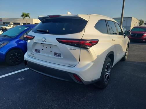 Wind Chill Pearl 2026 Toyota Highlander Hybrid XLE