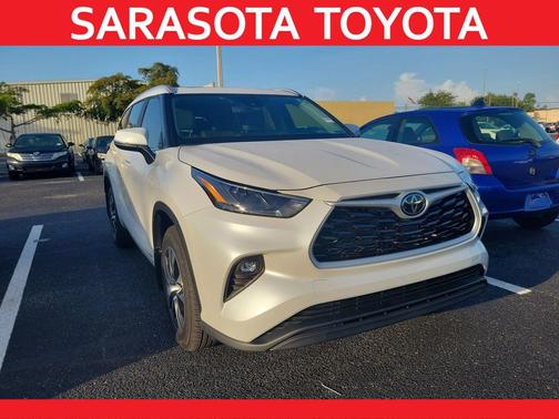 Wind Chill Pearl 2026 Toyota Highlander Hybrid XLE