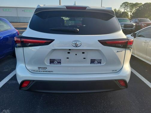 Wind Chill Pearl 2026 Toyota Highlander Hybrid XLE