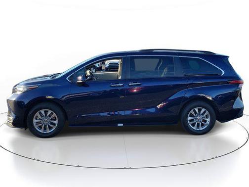 2022 Toyota Sienna XLE 8 Passenger