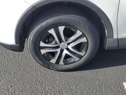 Super White 2018 Toyota RAV4 LE