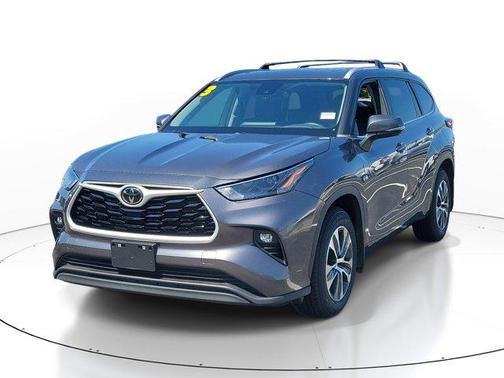 Magnetic Gray Metallic 2023 Toyota Highlander XLE