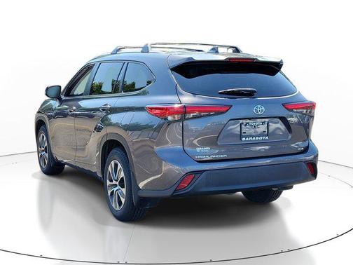 Magnetic Gray Metallic 2023 Toyota Highlander XLE