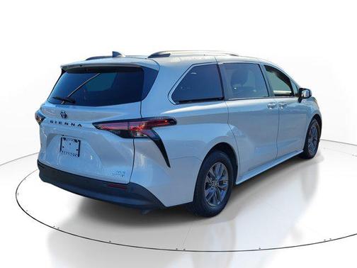 2022 Toyota Sienna XLE 7 Passenger