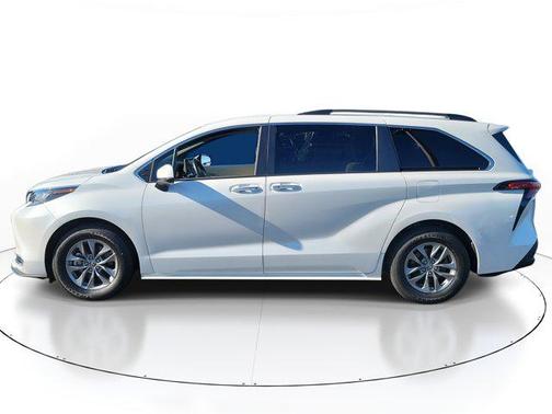 2022 Toyota Sienna XLE 7 Passenger