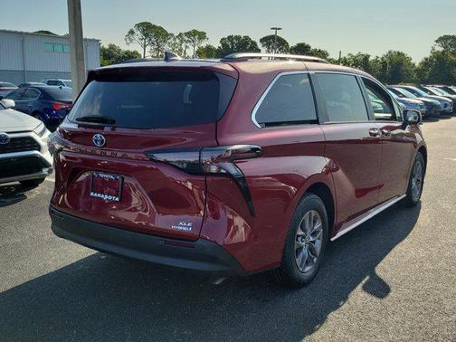 2023 Toyota Sienna XLE 8 Passenger