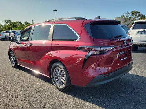 2023 Toyota Sienna XLE 8 Passenger