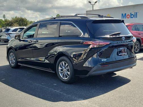 2021 Toyota Sienna XLE 8 Passenger