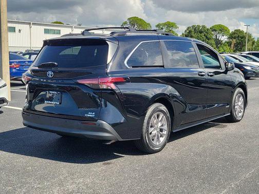 2021 Toyota Sienna XLE 8 Passenger