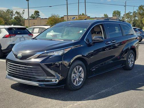 2021 Toyota Sienna XLE 8 Passenger