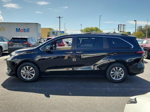 2021 Toyota Sienna XLE 8 Passenger