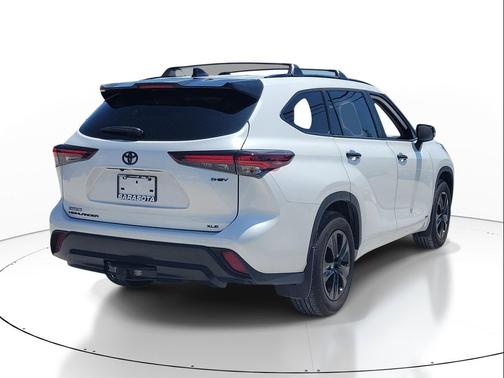 Wind Chill Pearl 2025 Toyota Highlander Hybrid XLE