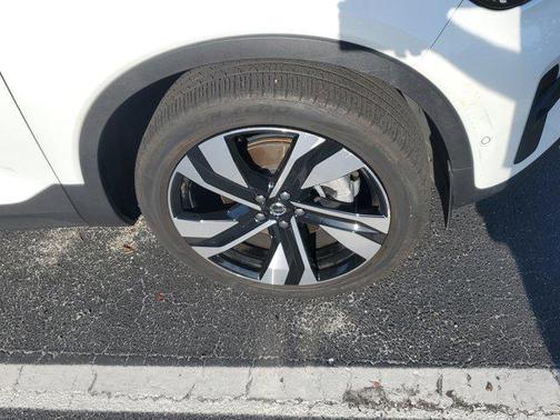 2024 Volvo XC40 B5 Plus Bright Theme