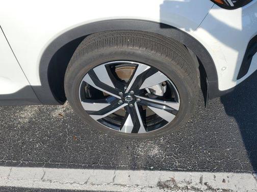 2024 Volvo XC40 B5 Plus Bright Theme