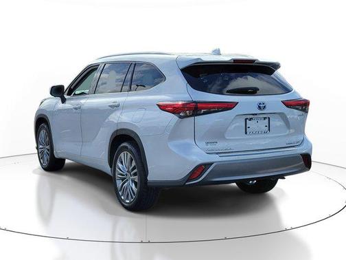 Wind Chill Pearl 2023 Toyota Highlander Hybrid Platinum