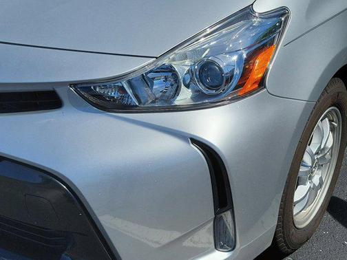 2017 Toyota Prius v Five