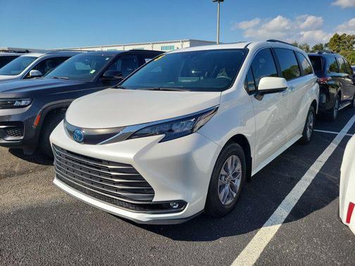 2025 Toyota Sienna XLE