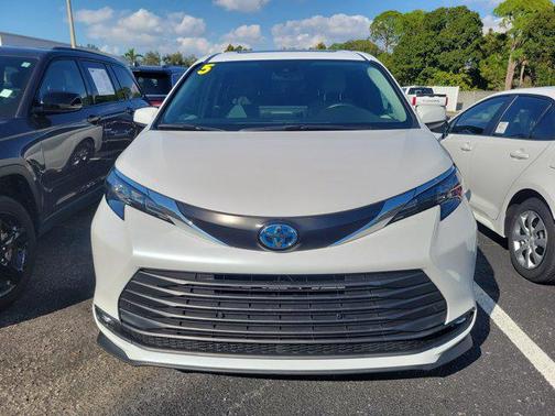 2025 Toyota Sienna XLE