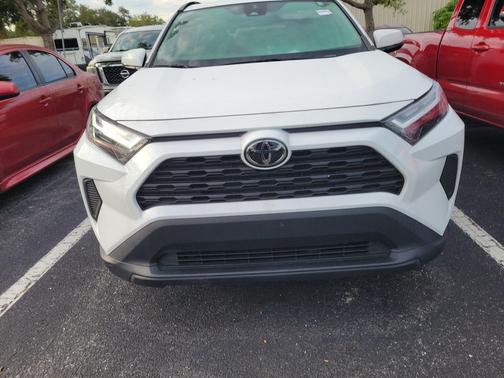 Ice Cap 2024 Toyota RAV4 XLE