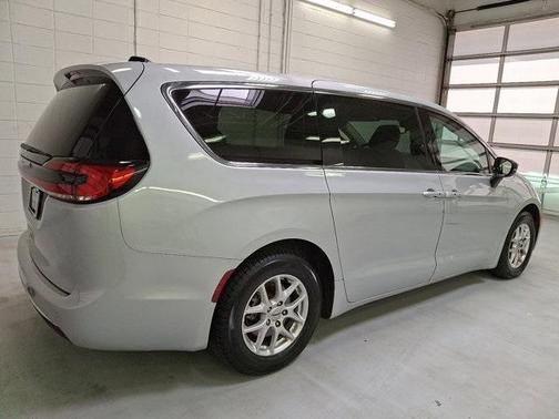 2024 Chrysler Pacifica Touring-L