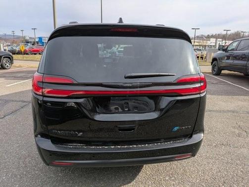 2025 Chrysler Pacifica Hybrid Select