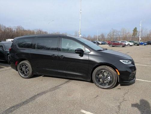 2025 Chrysler Pacifica Hybrid Select