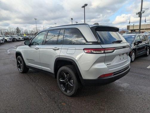 2025 Jeep Grand Cherokee Laredo