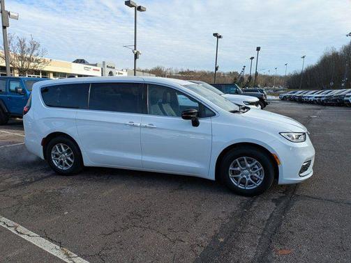 Bright White Clearcoat 2026 Chrysler Pacifica Select