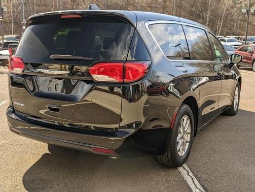 2025 Chrysler Voyager LX