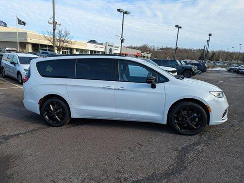 Bright White Clearcoat 2026 Chrysler Pacifica Select