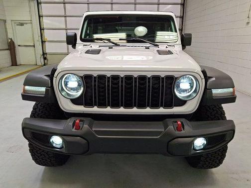 Bright White Clearcoat 2025 Jeep Wrangler Rubicon