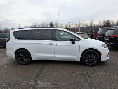 Bright White Clearcoat 2026 Chrysler Pacifica Select