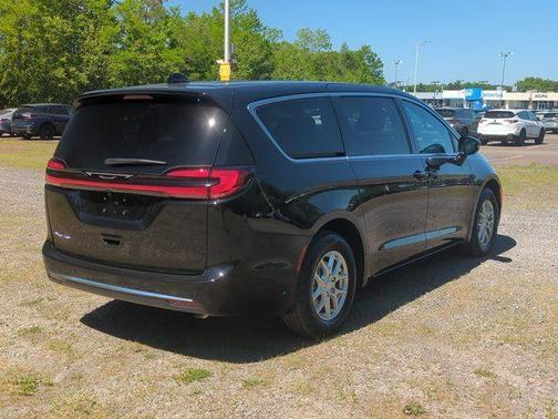Diamond Black 2027 Chrysler Pacifica SELECT