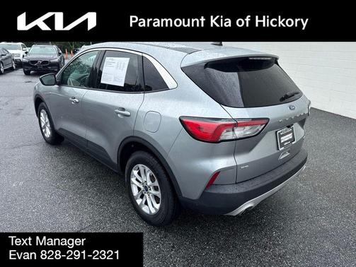 Iconic Silver Metallic 2022 Ford Escape SE