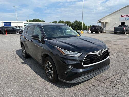 Midnight Black Metallic 2020 Toyota Highlander XLE