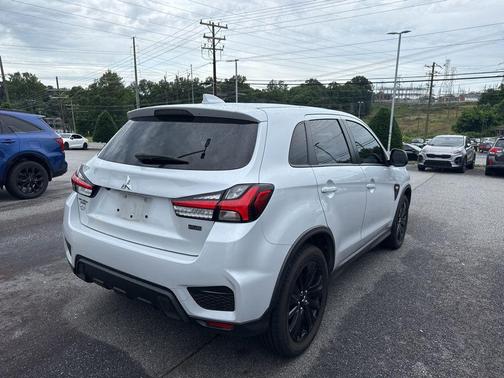 Red Diamond 2024 Mitsubishi Outlander SE