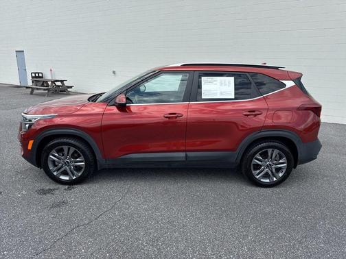 Mars Orange 2022 Kia Seltos S