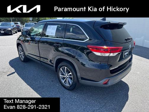 Midnight Black Metallic 2019 Toyota Highlander XLE