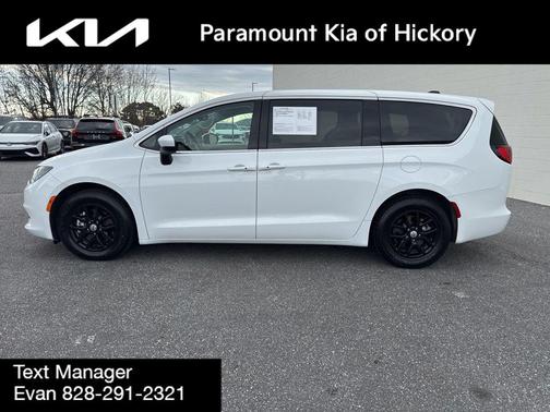 2023 Chrysler Voyager LX