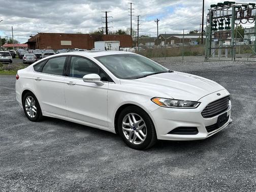 White Platinum Tri-Coat Metallic 2013 Ford Fusion SE