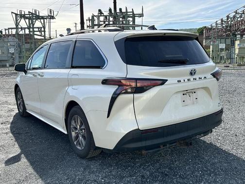 Blizzard Pearl 2021 Toyota Sienna XLE