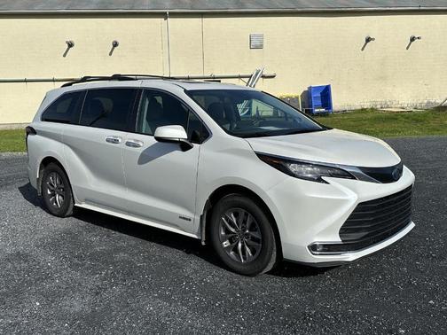 Blizzard Pearl 2021 Toyota Sienna XLE