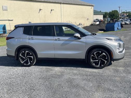 2022 Mitsubishi Outlander ES
