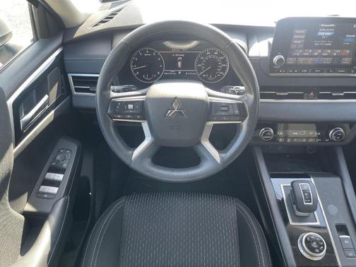 2022 Mitsubishi Outlander ES