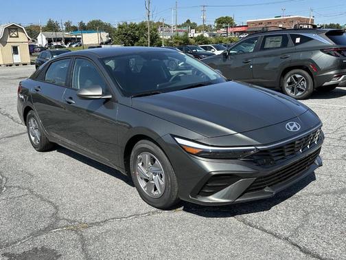 2025 Hyundai ELANTRA SE