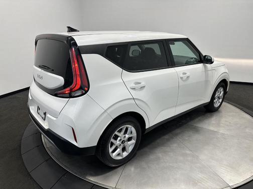 Snow White Pearl 2023 Kia Soul LX