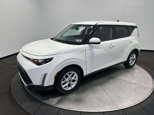 Snow White Pearl 2023 Kia Soul LX