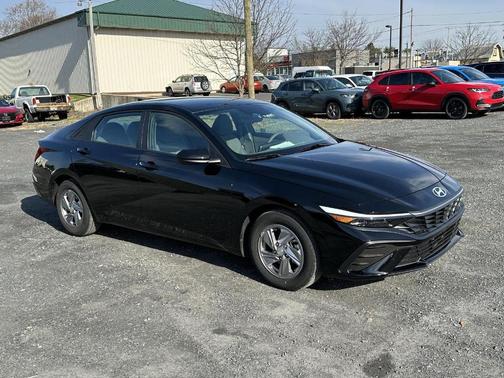 2024 Hyundai ELANTRA SE