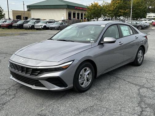 2025 Hyundai ELANTRA SE