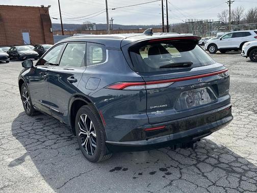 2025 Toyota Crown Signia XLE